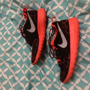 Coral and black nike roshe size 4.5